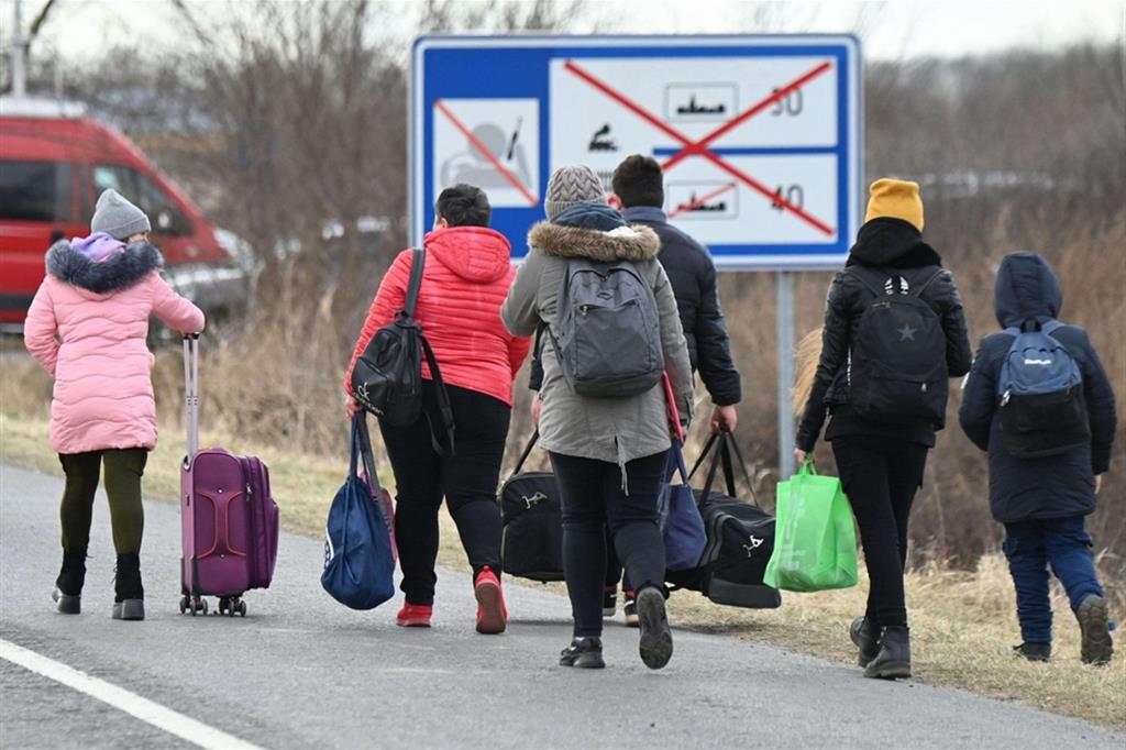 profughi ucraini in fuga ai confini